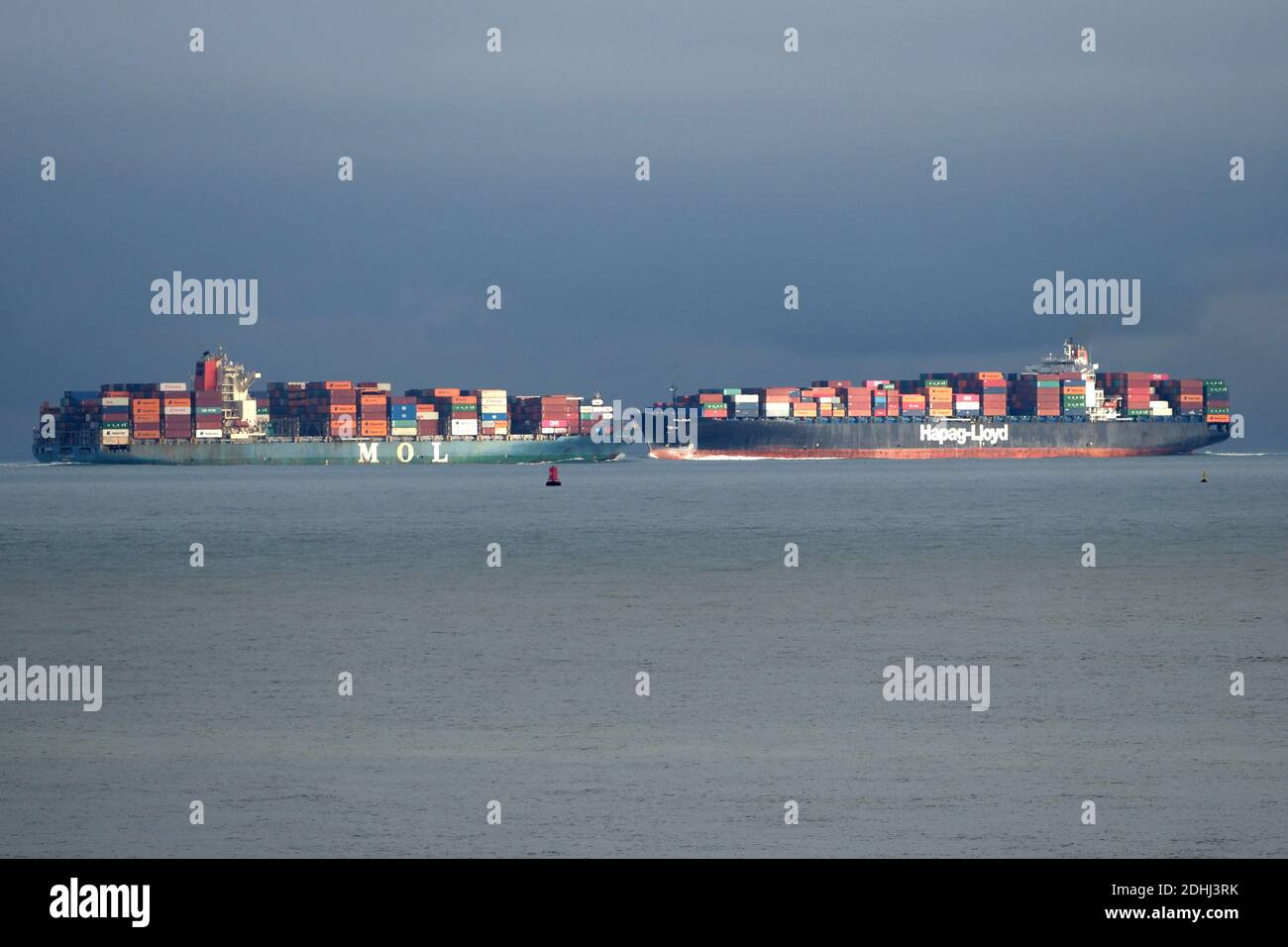 Sheerness, Kent, Großbritannien. Dezember 2020. Mit der bevorstehenden Brexit-Frist werden heute Morgen zwei große Containerschiffe mit Import und Export in der Themse-Mündung vor Sheerness, Kent, passieren. MOL Guardian [LINKS] hat London Gateway verlassen und geht nach Hamburg. Palena [RECHTS] ist von Le Harve angereist und geht nach London Gateway. Kredit: James Bell/Alamy Live Nachrichten Stockfoto