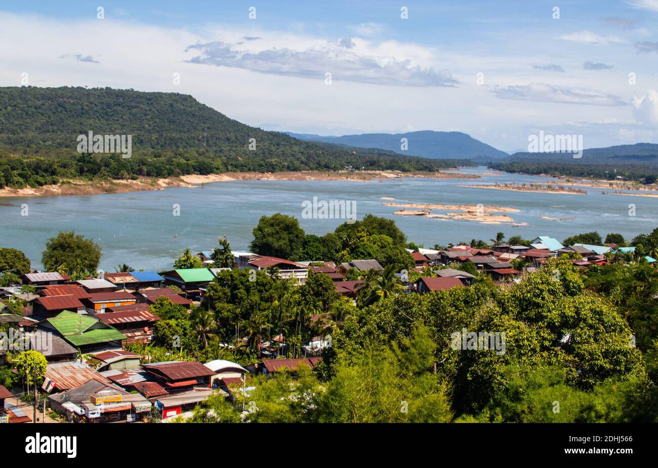Zweifarbiger Fluss an der Grenze zwischen Laos und Thailand treffen sich zwei große Flüsse. Hier fließt der Mond in den Mekong. Sie können das Braun der Bewölkung sehen Stockfoto