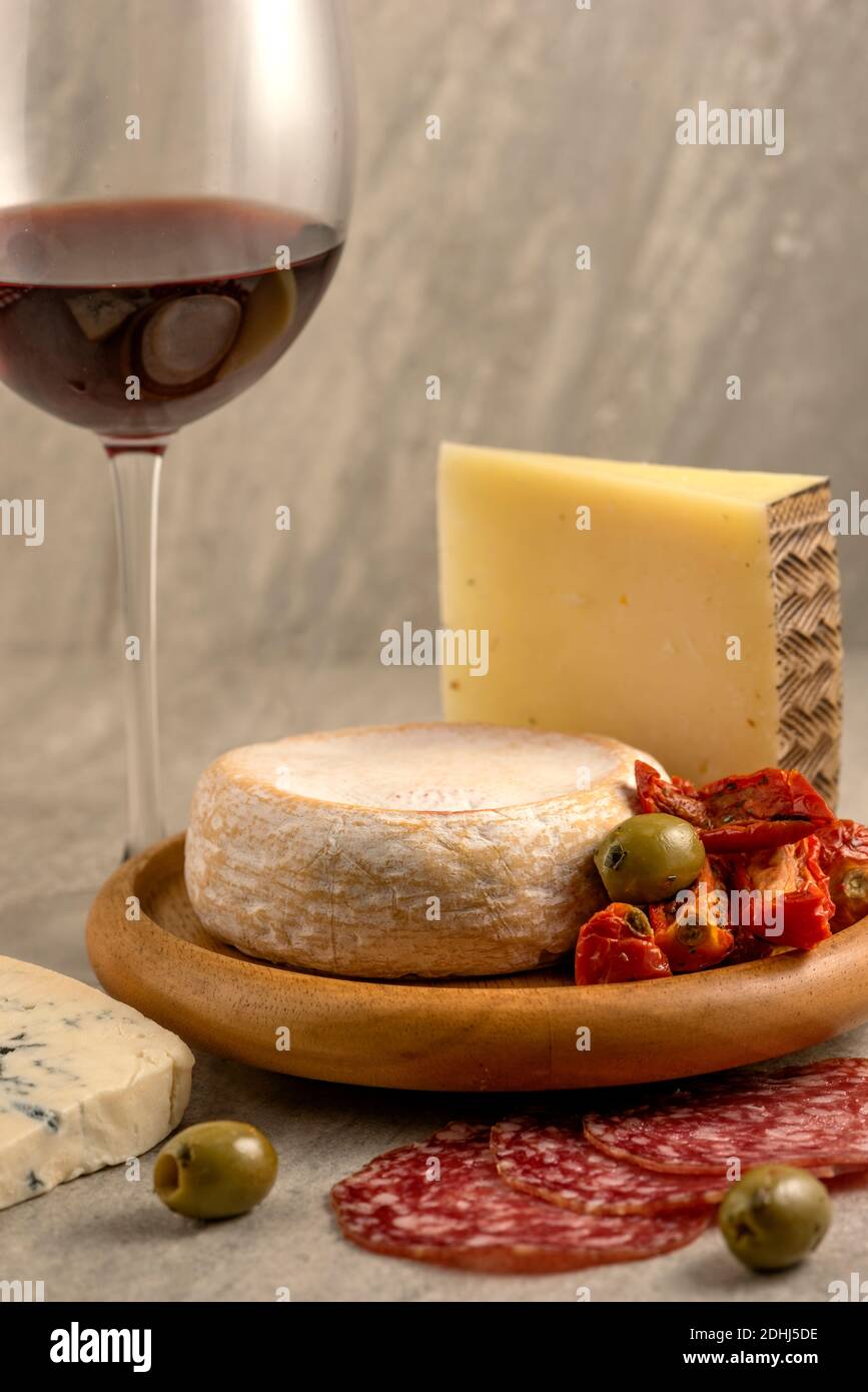 Mediterrane Mezeh bestehend aus, eine Auswahl an Käse, Oliven, Salami und Wein. Stockfoto