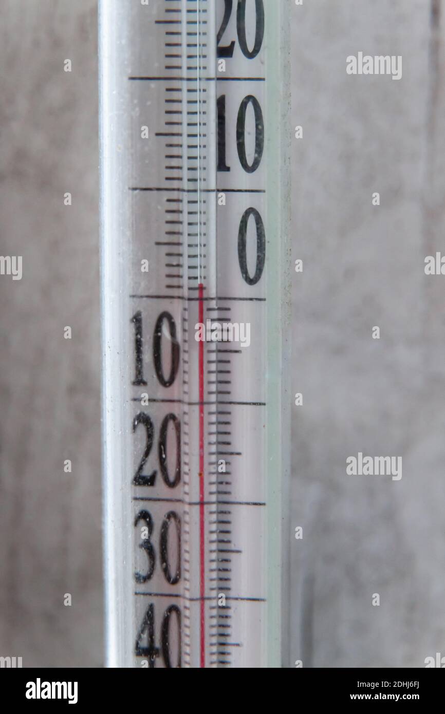 Die Skala des Thermometers mit roten Säulen. Outdoor-Gerät zur Messung der Lufttemperatur. Nahaufnahme Stockfoto