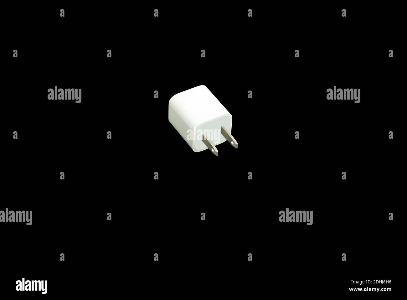 Nahaufnahme eines weißen Steckers für ein USB-Kabel zum Aufladen. Stockfoto