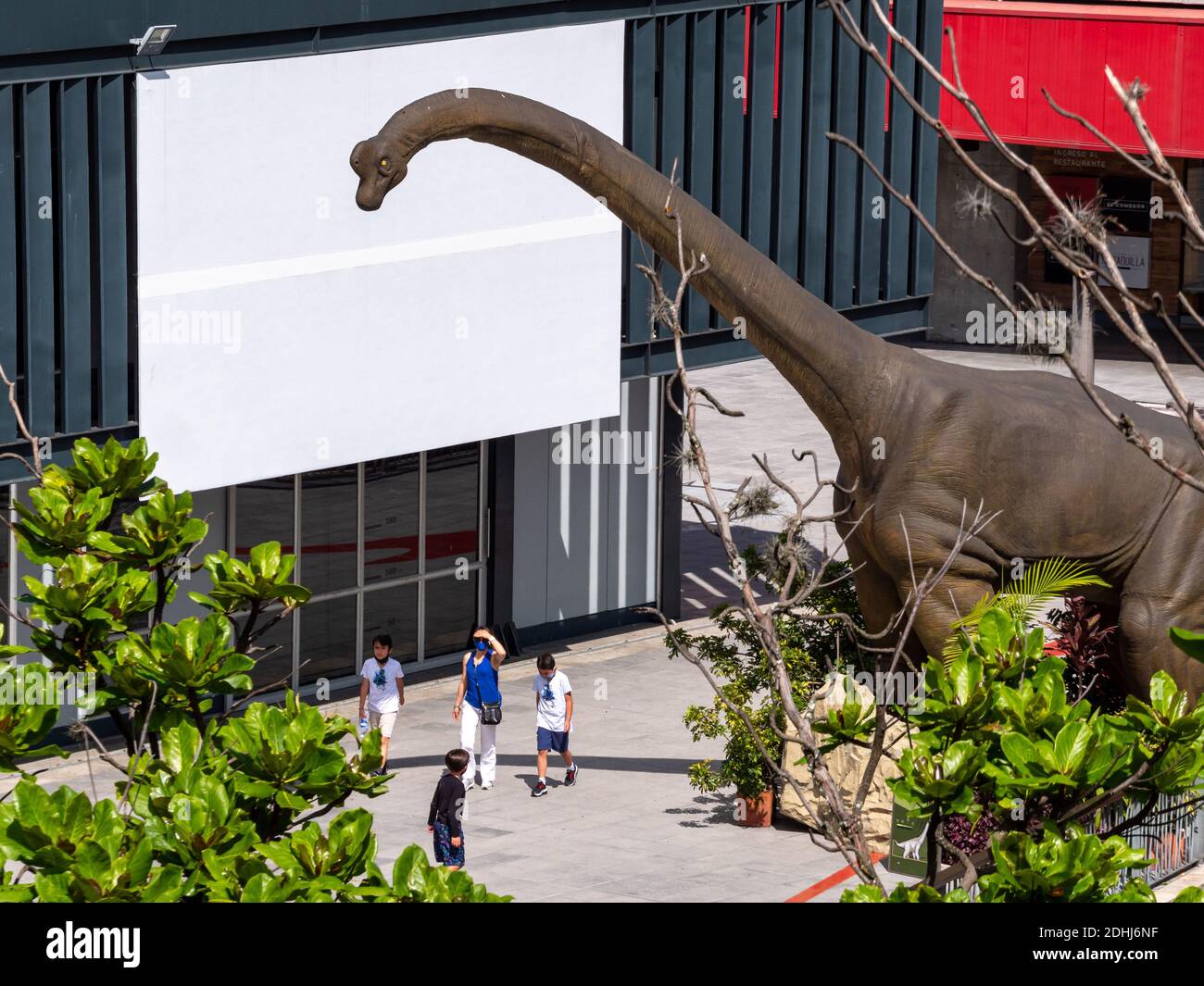 MEDELLIN, KOLUMBIEN - 03. Dez 2020: Medellin, Antioquia, Kolumbien - 2. Dezember 2020: Erkunden Sie den Park mit einem Brontosaurus Dinosaurier am Eingang Stockfoto