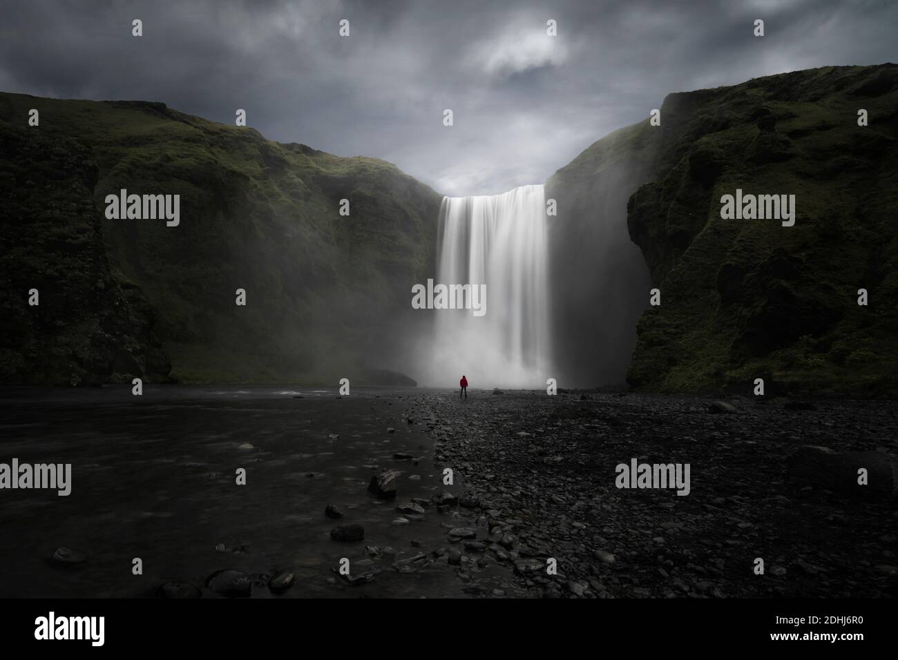 Mann vor einem riesigen Wasserfall Stockfoto