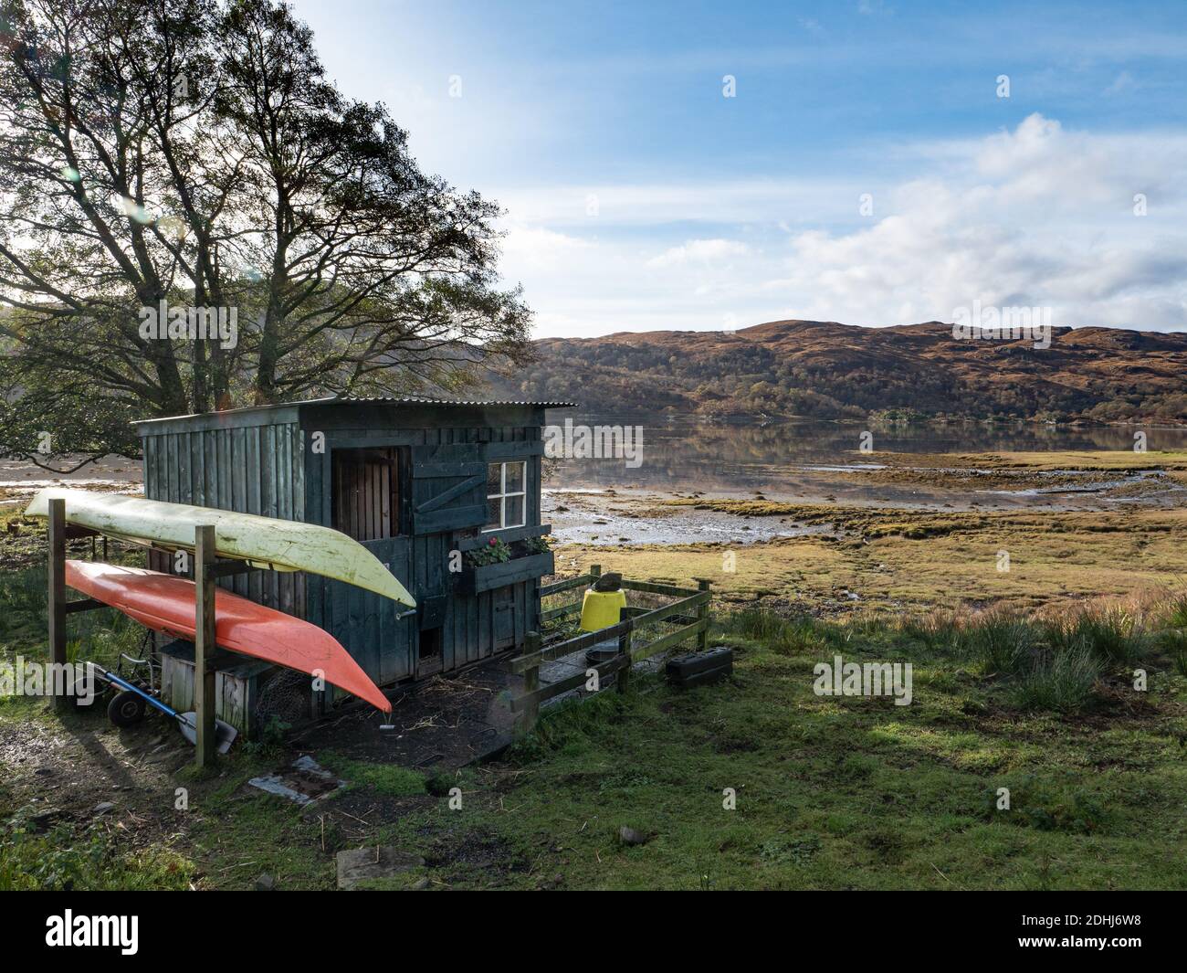 Kajaks gelagert auf Regale von Schuppen. An der Seite von Lochailort Schottland UK Stockfoto