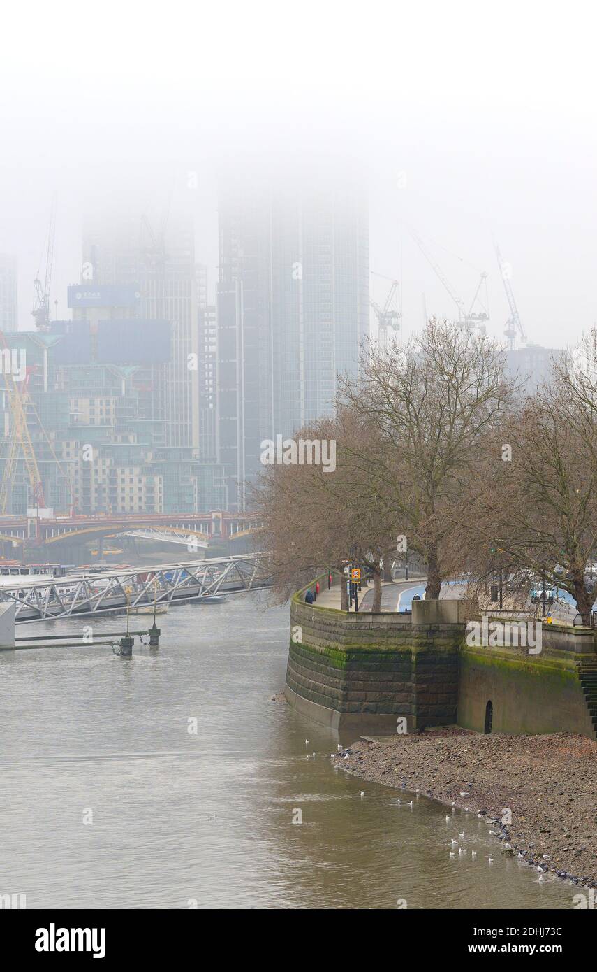 London, England, Großbritannien. Nebliger Tag auf der Themse - niedrige Wolke. Dezember 2020 Stockfoto