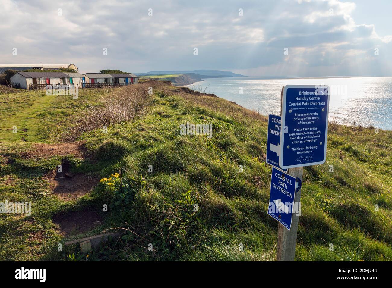 Küstenweg Ablenkung durch Klippenerosion und verlassene Ferienchalets am Klippenrand, Brightstone Bay, Isle of Wight Stockfoto