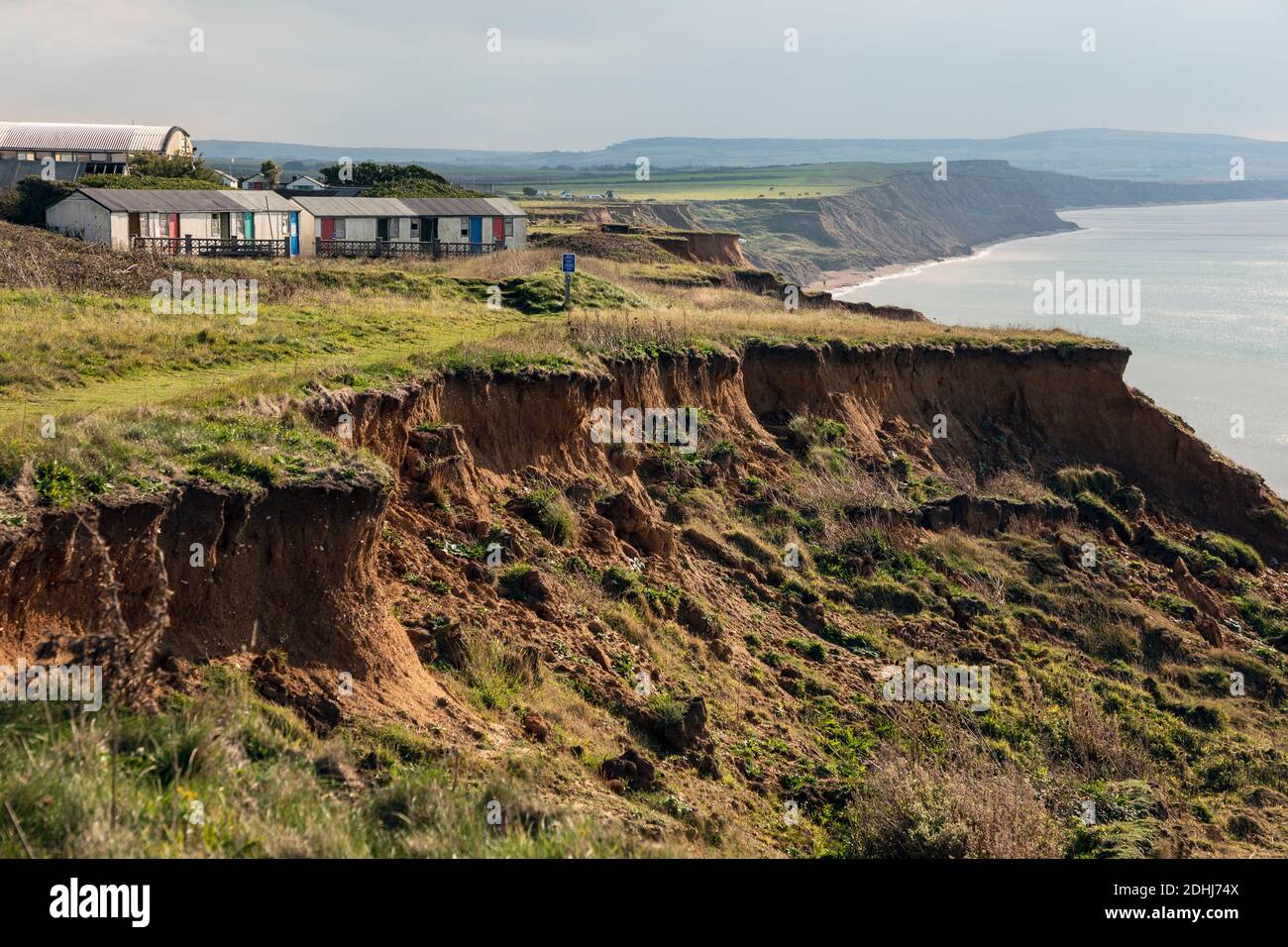 Cliff Erosion und verlassene Ferienchalets in Brightstone Bay, Isle of Wiight Stockfoto