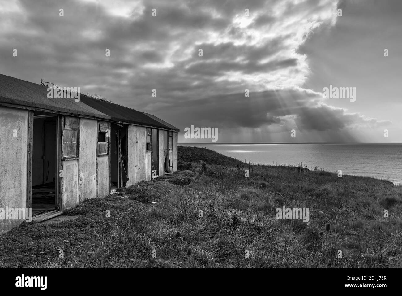 Verlassene Ferienchalets aufgrund von Klippenerosion aufgegeben, Brightstone Bay, Isle of Wight Stockfoto