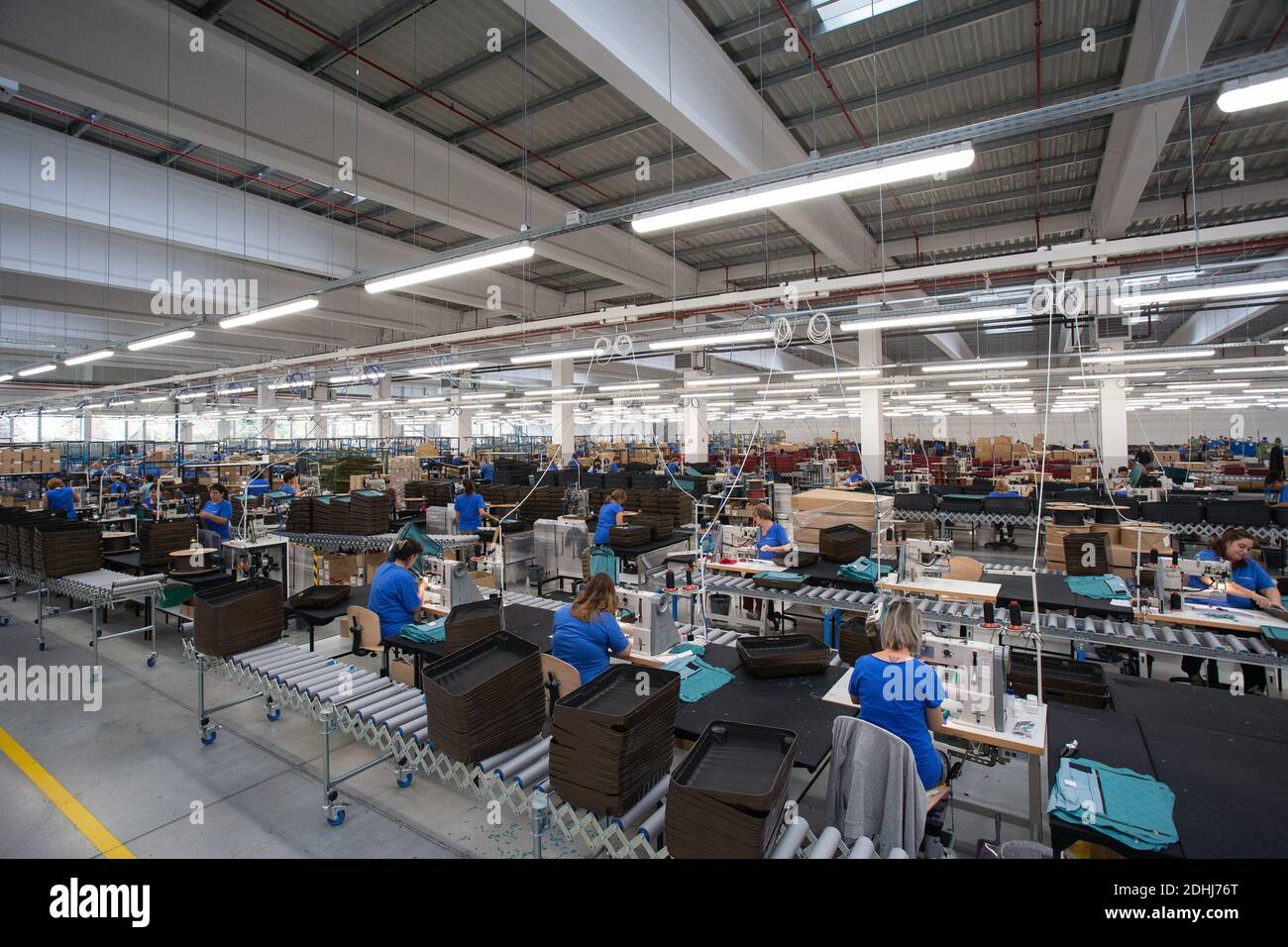 Produktionshalle in Samsonite neues Montagewerk in Szekszárd in der Nähe der ungarischen Hauptstadt Budapest. Stockfoto