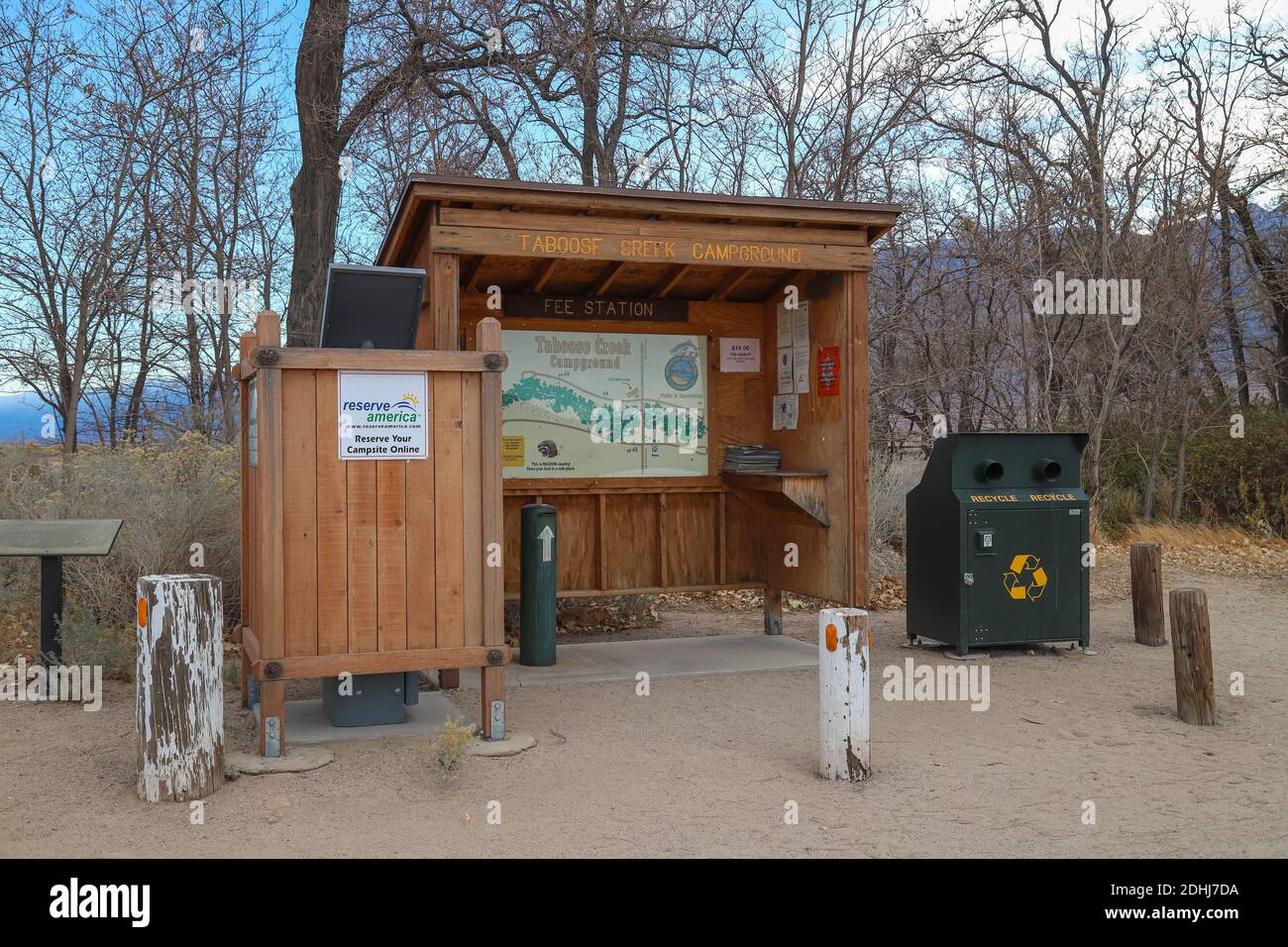 INDEPENDENCE, CALIFORNIA, USA - Dec 06, 2020: Eine Selbstentgeltstation und Müll- und Recycling-Mülleimer im Taboose Creek Campground in t Stockfoto