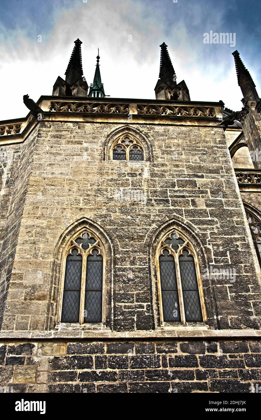 Gotische Kathedrale Detail mit drei spitzen Bogenfenster Stockfoto