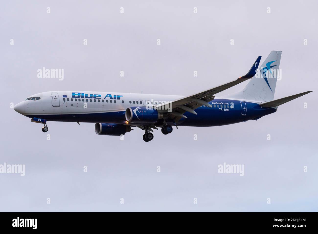Blue Air Boeing 737 Jet-Linienflugzeug YR-BML bei der Landung auf dem Flughafen London Heathrow, Großbritannien, während der COVID 19 Pandemie. Rumänische Low-Cost-Fluggesellschaft Stockfoto