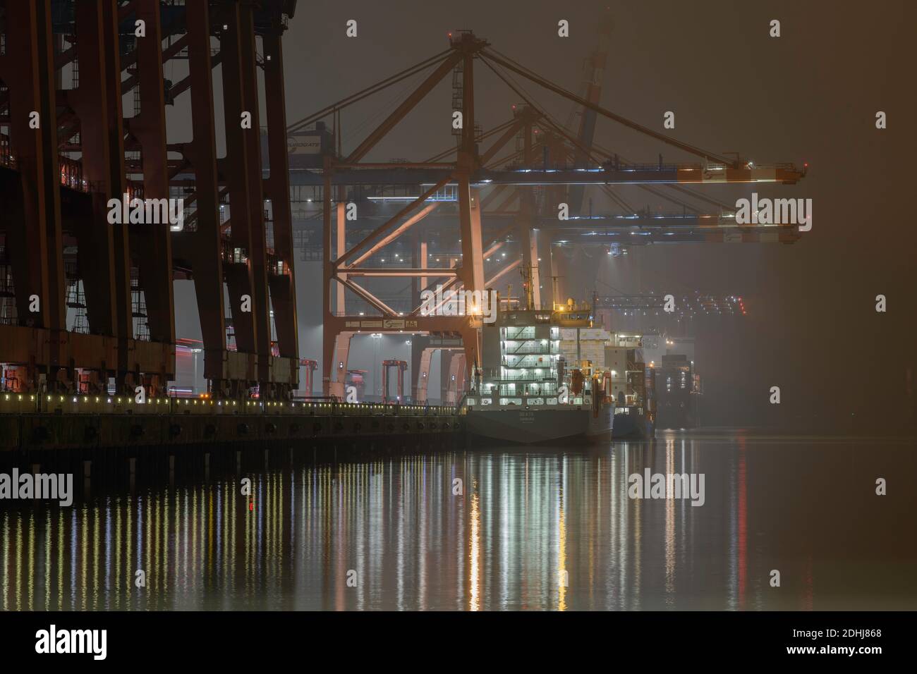 Mystische Abendszenen im Hamburger Hafen, in Nebel gehüllt und Vorfreude auf Abenteuer und Reisen... Stockfoto
