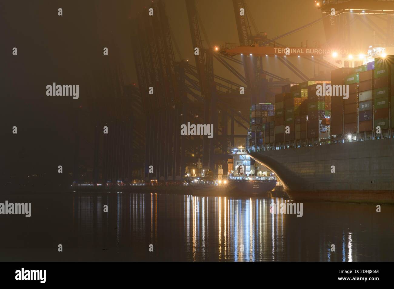 Mystische Abendszenen im Hamburger Hafen, in Nebel gehüllt und Vorfreude auf Abenteuer und Reisen... Stockfoto