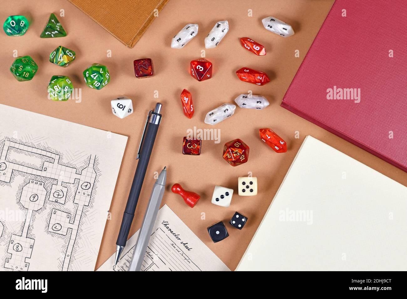 Tischplatte Rollenspiel flach lag mit RPG-Spiel Würfel, Hand gezeichnete Charakterblatt, Dungeon Karte und Stift auf braunem Schreibtisch Stockfoto