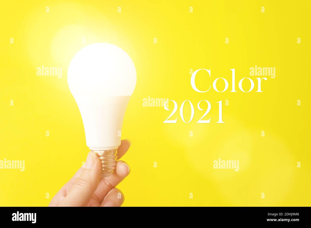 Pantone Farbe des Jahres 2021. Glühlampe In Der Hand. Farbtrend. Leuchtet Stockfoto