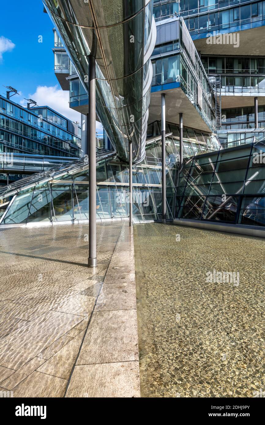 Dieses dekonstruktivistische Gebäude wurde für die Deutsche Bank Nord/LB errichtet und verfügt über Büros, die in verschiedenen Winkeln gestapelt sind. Erreicht durch diagonale Skywalk-Röhren. Stockfoto