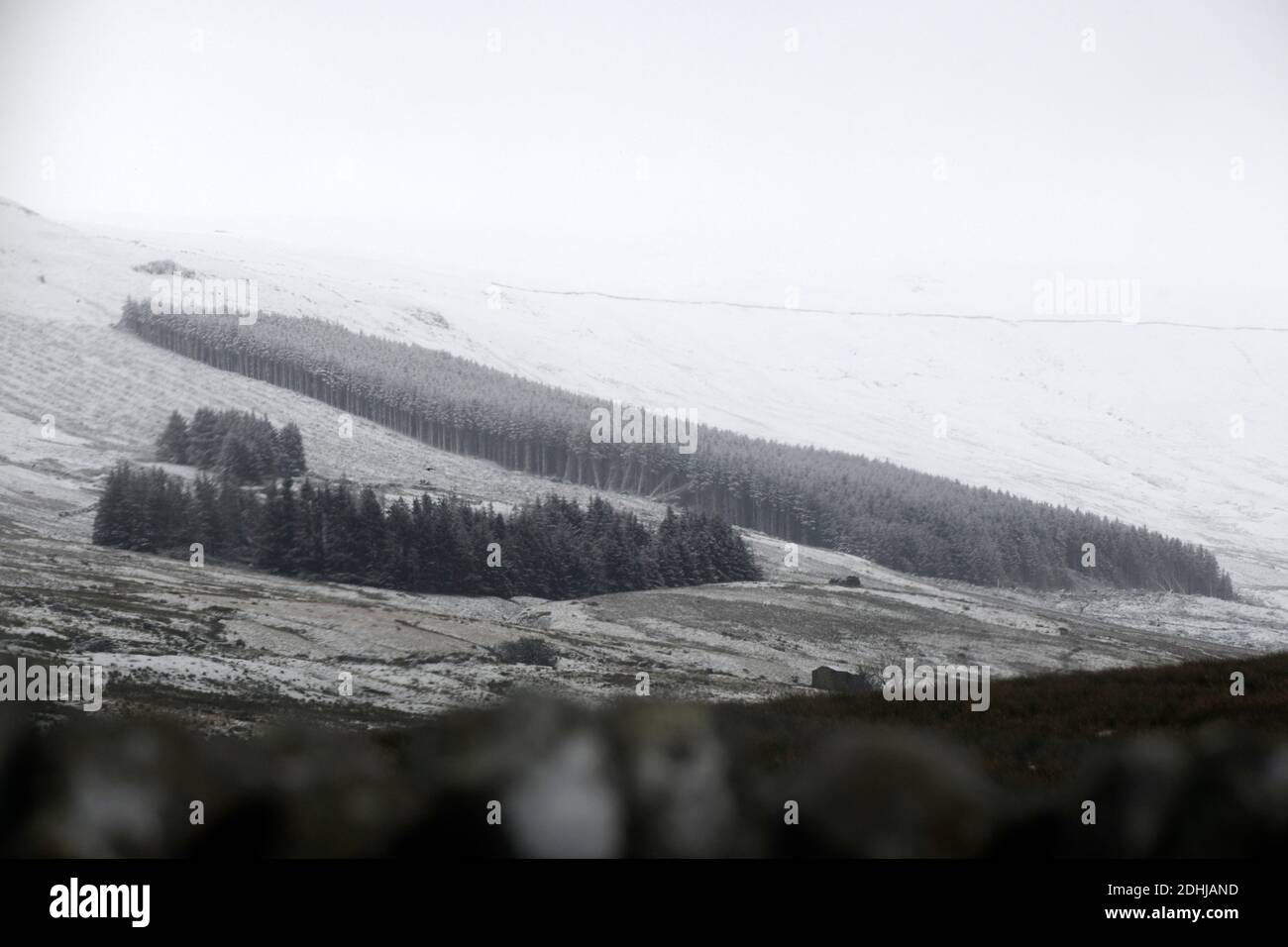 Abgebildet ist eine verschneite Szene in den Yorkshire Dales oberhalb von Hawes. Wetter Schnee Winter schneit Stockfoto