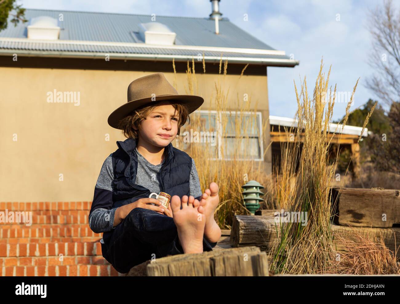 Portrait des Jungen trägt Fedora Hut entspannen auf seine Veranda Stockfoto