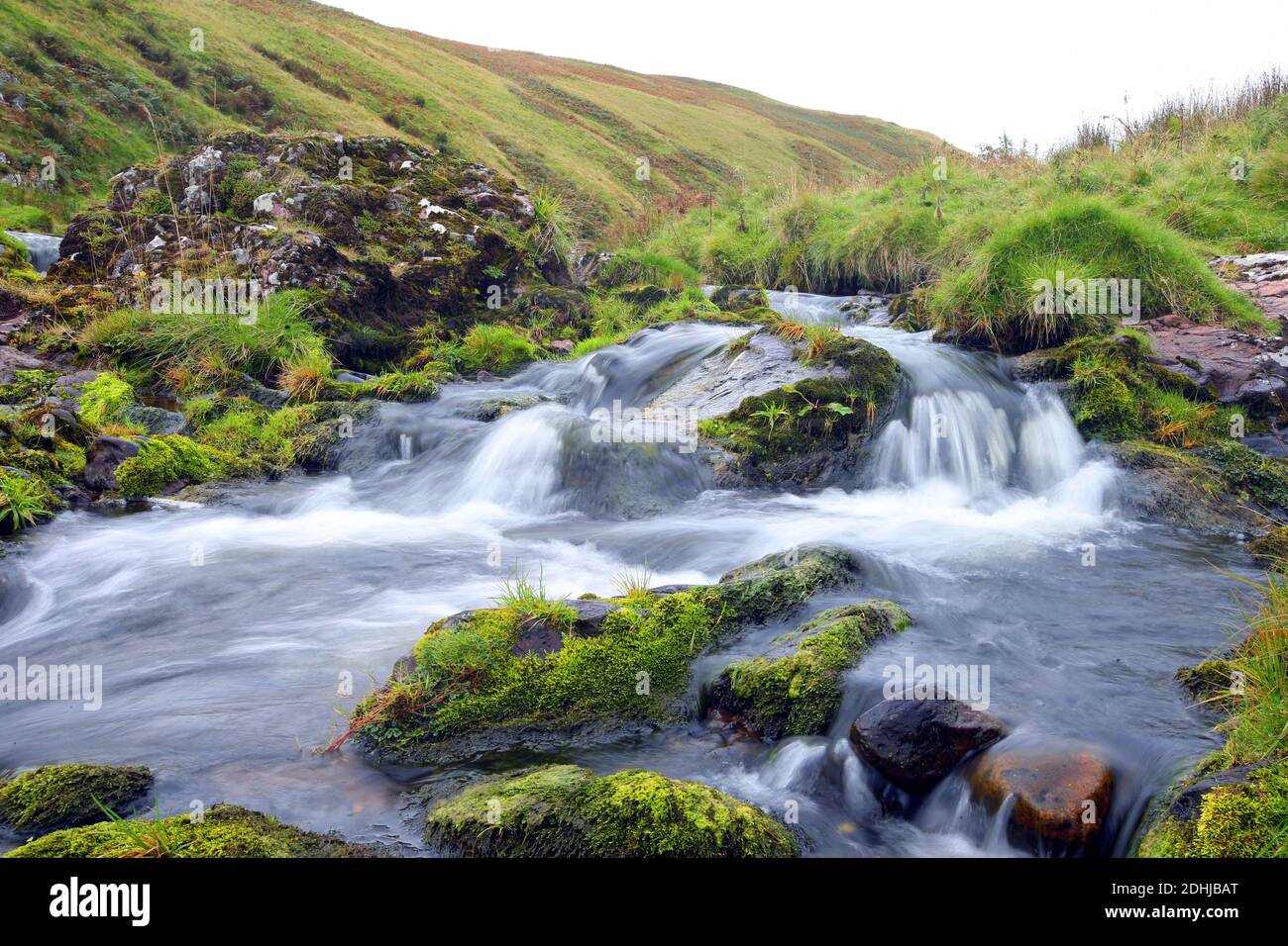 Der Fluss Coquet. Der Fluss fließt schnell in der Nähe von Kateshaw Crag.Samstag, 3. Oktober 2020. Stockfoto