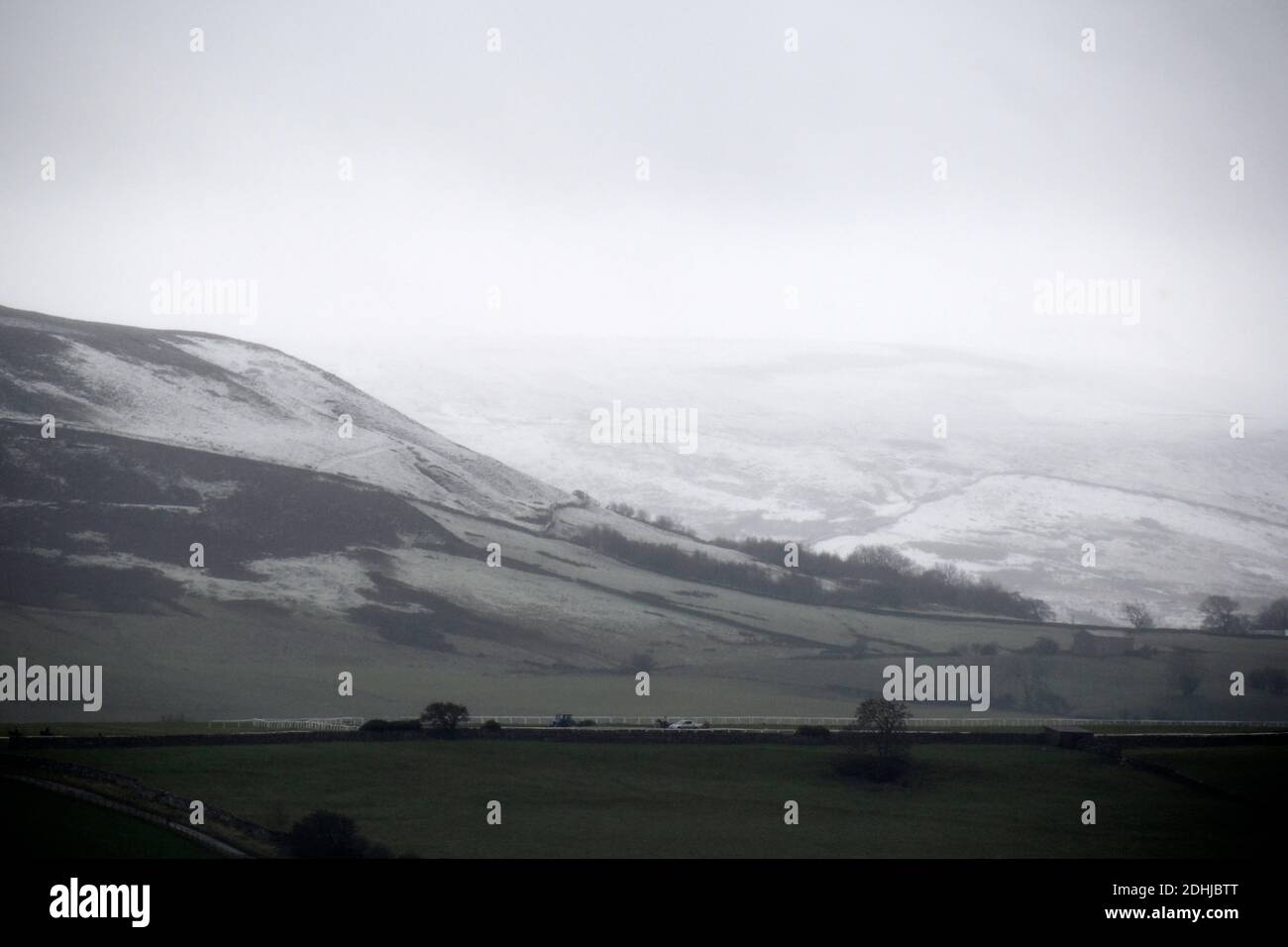 Abgebildet ist eine verschneite Szene in den Yorkshire Dales oberhalb von Leyburn. Wetter Schnee Winter schneit Stockfoto