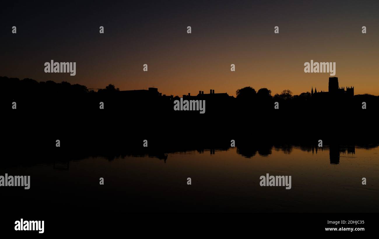 Ein Herbstuntergang am Ufer des Flusses Wear in Durham City. Bild zeigt Durham Cathedral Bild aufgenommen am 16. Oktober 2020 Stockfoto