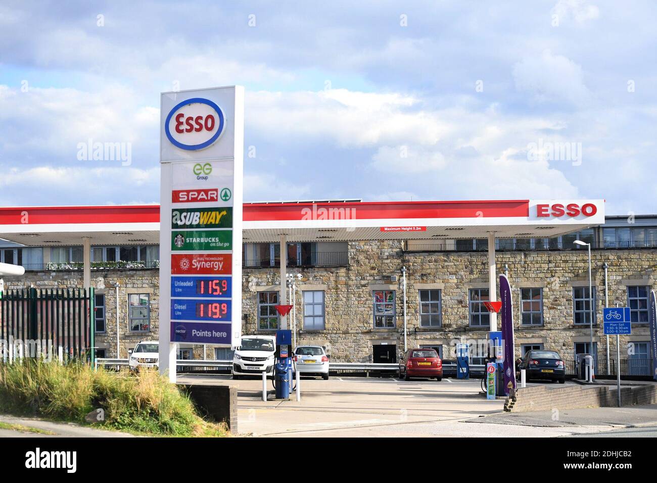 GV von ESSO SPAR Euro Garagen auf Brandlesholme Road, Bury, Donnerstag, 1. Oktober 2020. Supermarktkette Asda wird an zwei Brüder von Blackburn in einem Deal im Wert von £6,8 Mrd. verkauft werden. Die neuen Eigentümer Mohsin und Zuber Issa, die von der Investmentfirma TDR Capital unterstützt wurden, gründeten 2001 ihr Euro-Garagengeschäft mit einer einzigen Tankstelle in Bury, die sie für £150,000 kauften. Das Unternehmen hat mittlerweile Standorte in Europa, den USA und Australien und einen Jahresumsatz von rund 18 Mrd. £. Stockfoto