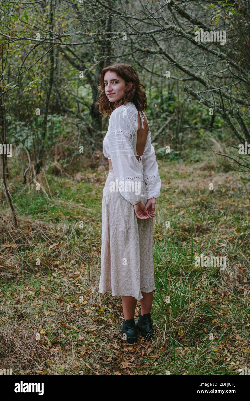 Porträt von siebzehnjährigen Mädchen im Herbst in üppigen Wald, Discovery Park, Seattle, Washington Stockfoto