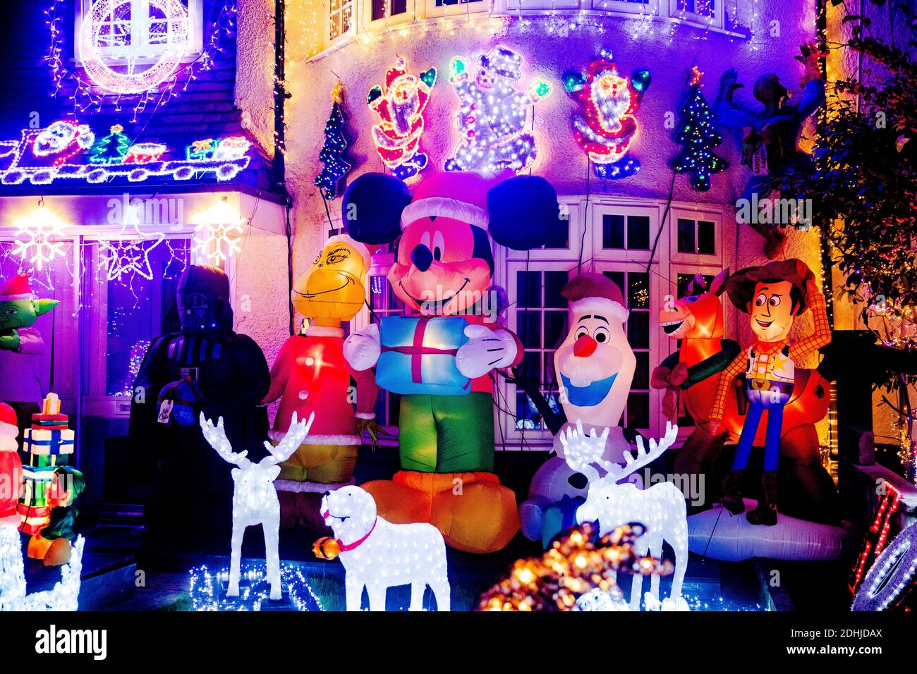 North London Doppelhaushälfte mit erstaunlichen Satz von weihnachtsbeleuchtung. Darunter Figur von Mickey Mouse, Woody aus Toy Story, Darth Vader, Spiderman Stockfoto