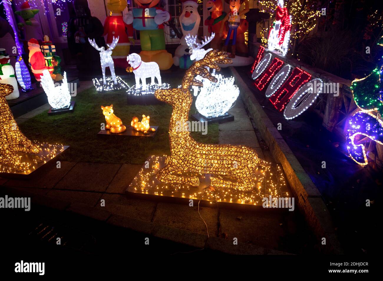 North London Doppelhaushälfte mit erstaunlichen Satz von weihnachtsbeleuchtung. Darunter Figur von Mickey Mouse, Woody aus Toy Story, Darth Vader, Spiderman Stockfoto
