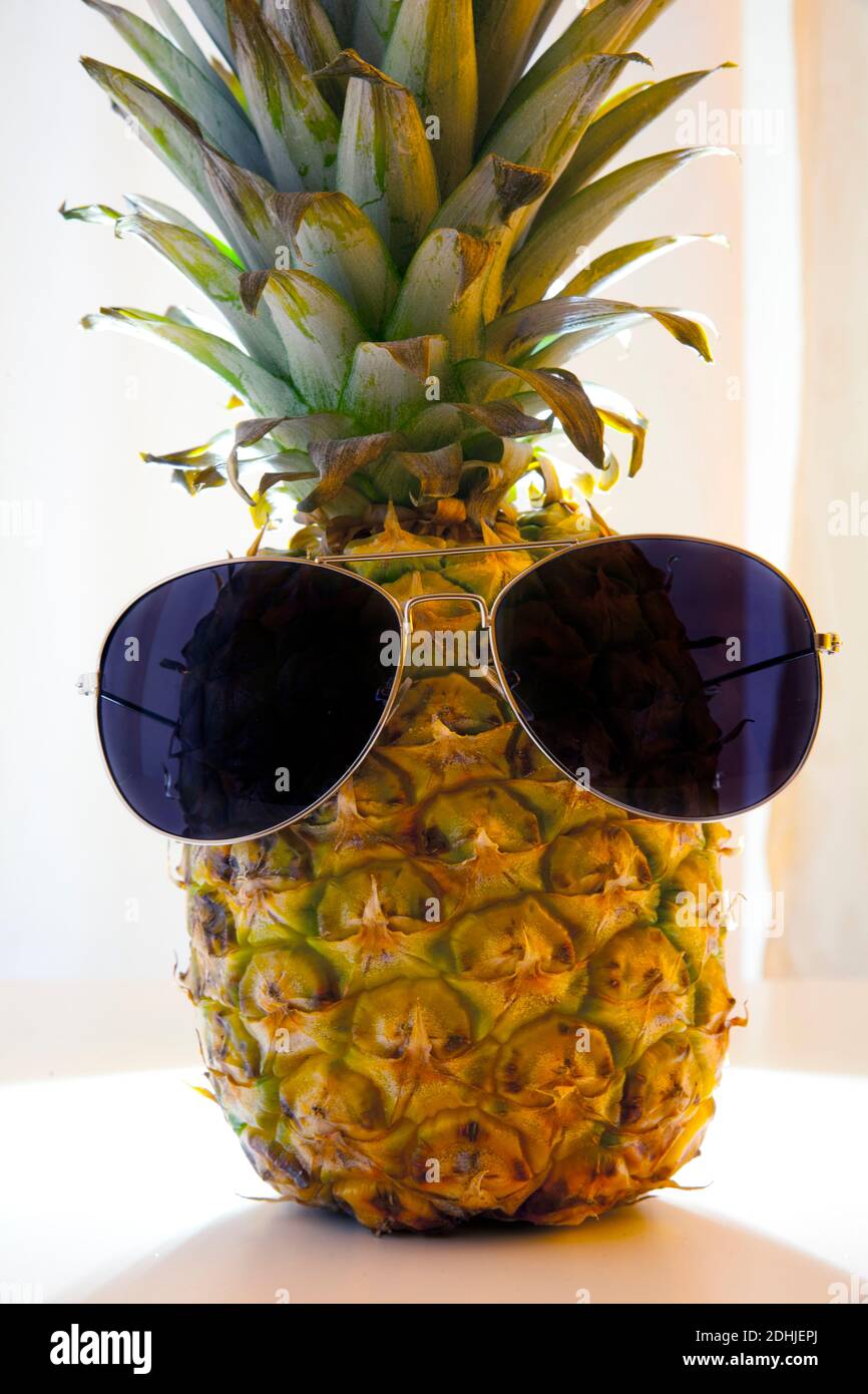 Ananas mit Sonnenbrille.weil die Ananas eine tropische Frucht ist, ist  "Freude" eine gemeinsame Bedeutung für alle. Sie können eine Reihe von  verschiedenen Dingen bedeuten Stockfotografie - Alamy