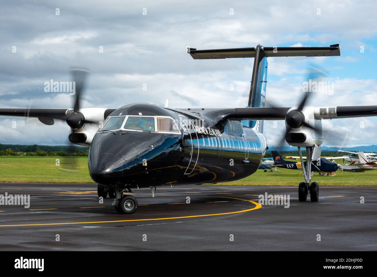 Ein Air New Zealand Bombardier Dash 8 Q300 Flugzeug in Alle schwarzen Lackierung am Flughafen Taupo Stockfoto