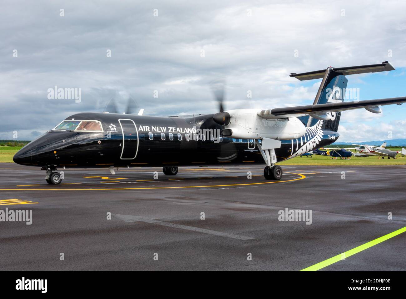 Ein Air New Zealand Bombardier Dash 8 Q300 Flugzeug in Alle schwarzen Lackierung am Flughafen Taupo Stockfoto
