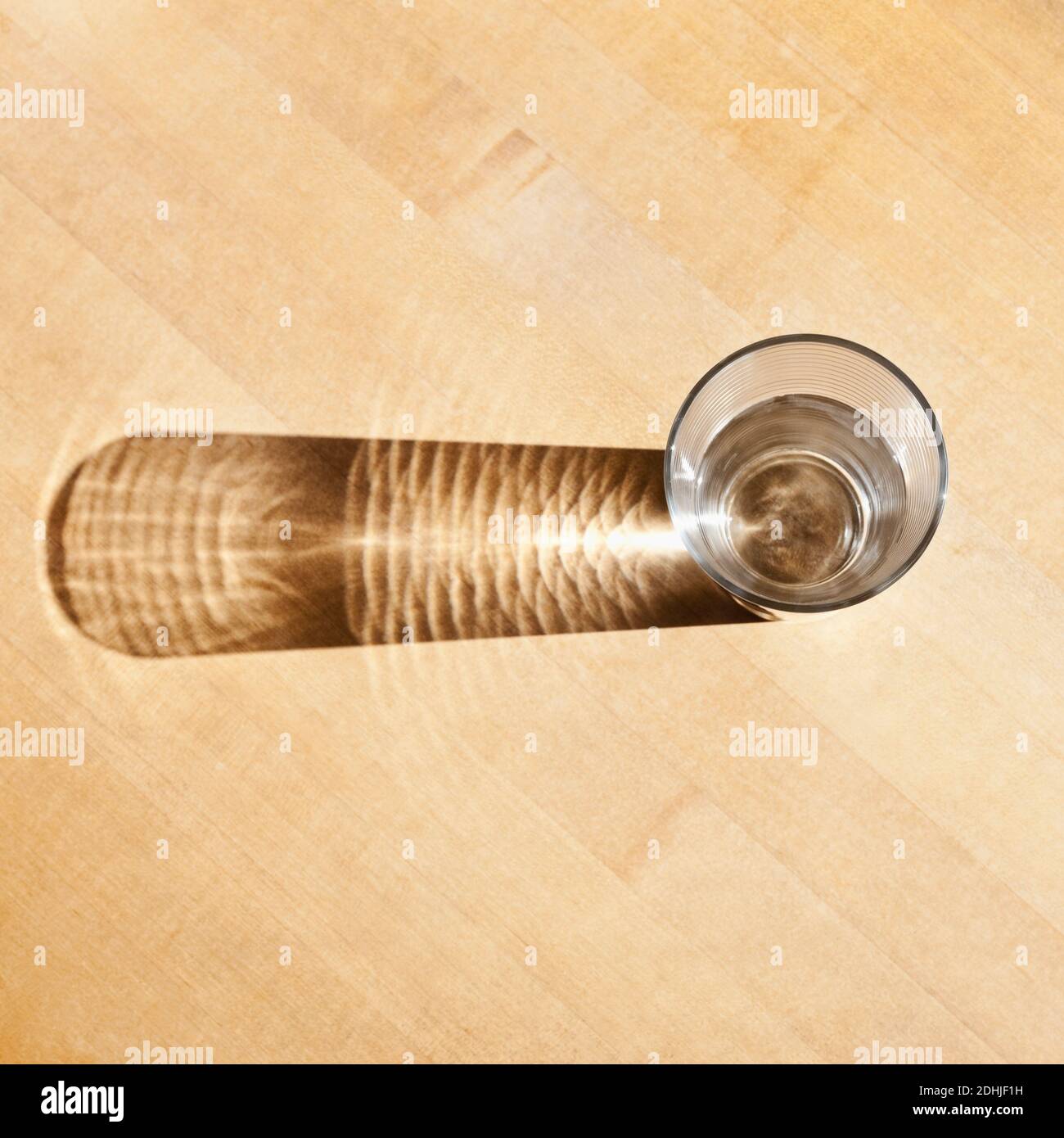 Trinkwasser im Glas von oben gesehen. Stockfoto