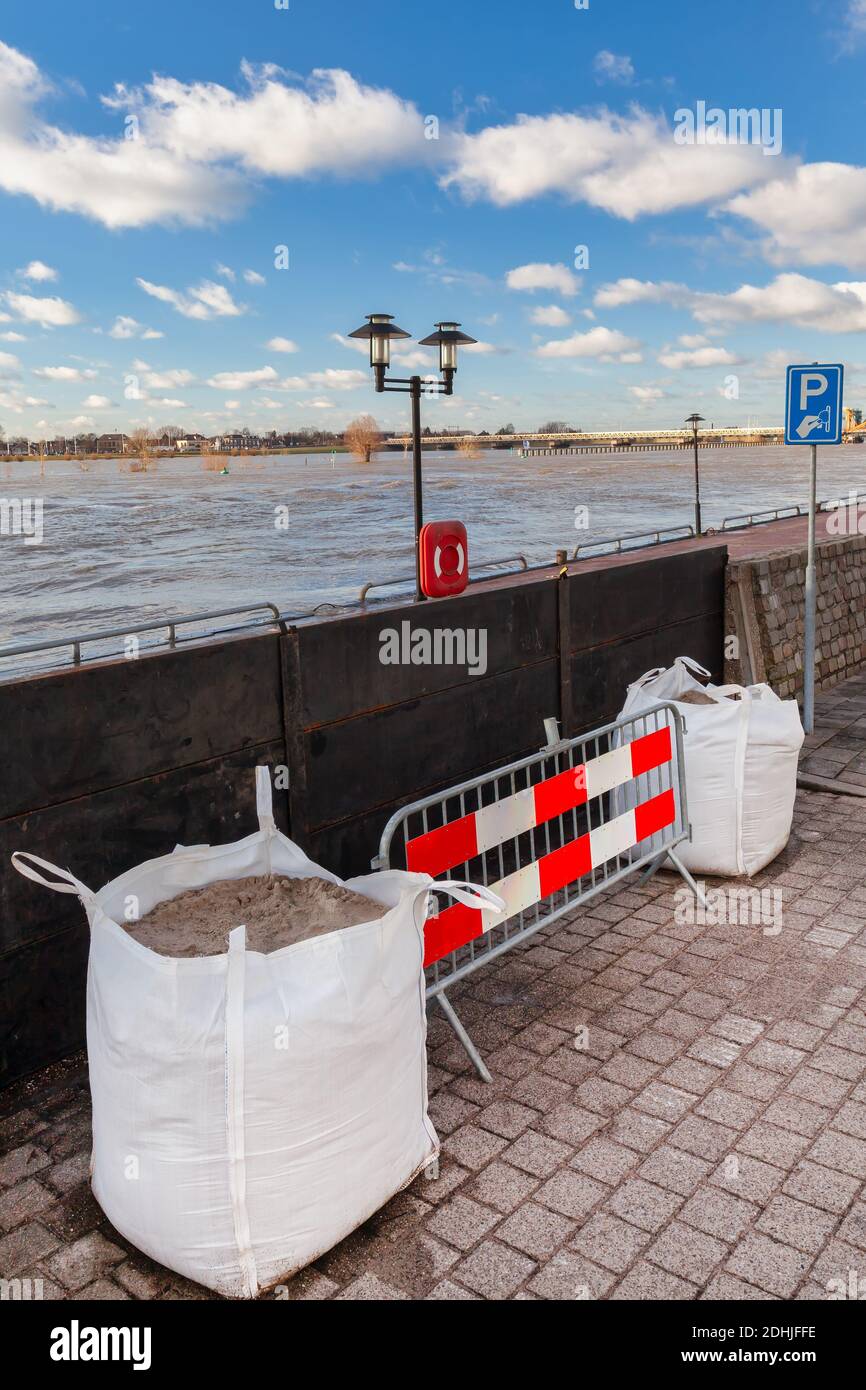 Uferpromenade des überfluteten niederländischen Flusses IJssel vor der Stadt Zutphen in Gelderland, Niederlande Stockfoto