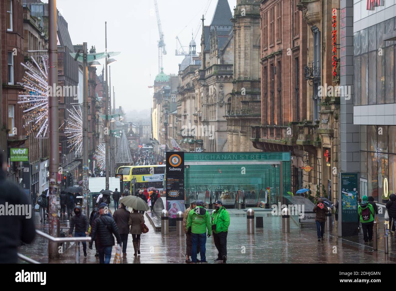 Glasgow, Schottland, Großbritannien. Dezember 2020. Im Bild: Erster Tag, an dem alle nicht notwendigen Geschäfte wieder für die Öffentlichkeit geöffnet werden konnten, da die Region in Phase 4 gesperrt wurde, Seit heute Morgen ist Phase 3 jedoch aktiv, was bedeutet, dass nicht unbedingt erforderliche Einzelhandelsgeschäfte wieder geöffnet sind, während die Käufer die Straßen füllen und hoffen, dass sie zu Weihnachten ein Schnäppchen in letzter Minute machen können. Quelle: Colin Fisher/Alamy Live News Stockfoto