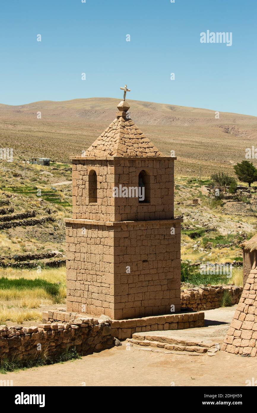 Der Kirchturm von San Bartolome, mit einem krummen Kreuz, bei Socaire, den Anden, in der Nähe von San Pedro de Atacama, Chile Stockfoto