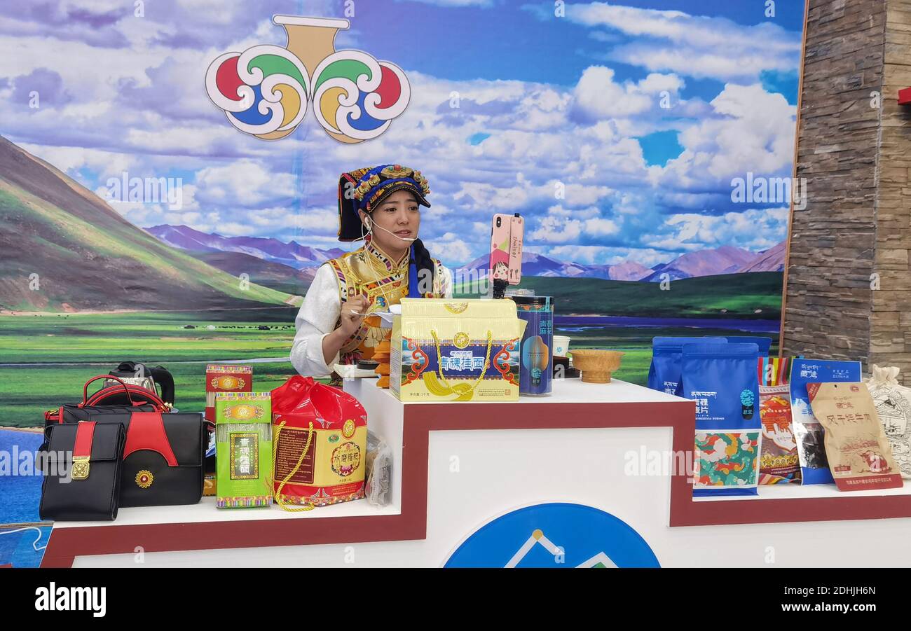 Lhasa. Oktober 2020. Ein Gastgeber fördert Produkte per Livestreaming während einer Ausstellung über Erfolge bei der Armutsbekämpfung in der Autonomen Region Tibet im Südwesten Chinas am 19. Oktober 2020. Der E-Commerce boomt in China, selbst in den entlegensten Ecken seiner Hochplateauregion Tibet. Da Safran, Yak-Fleisch und Zanba landesweit verschickt werden, ernten die Menschen auf dem "Dach der Welt" die Vorteile des Online-Umzugs. Quelle: Jigme Dorje/Xinhua/Alamy Live News Stockfoto