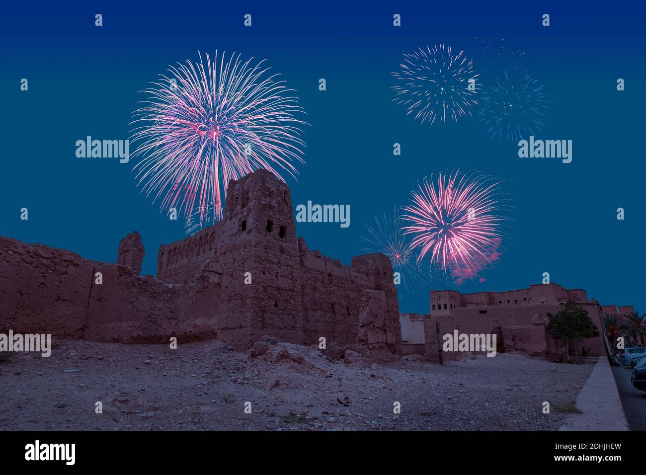 Feierliches Feuerwerk für Neujahr über Kasbah Ait Ben Haddou auf dem Atlasberg von Marokko. UNESCO-Weltkulturerbe von 1987. Moment: Während l Stockfoto