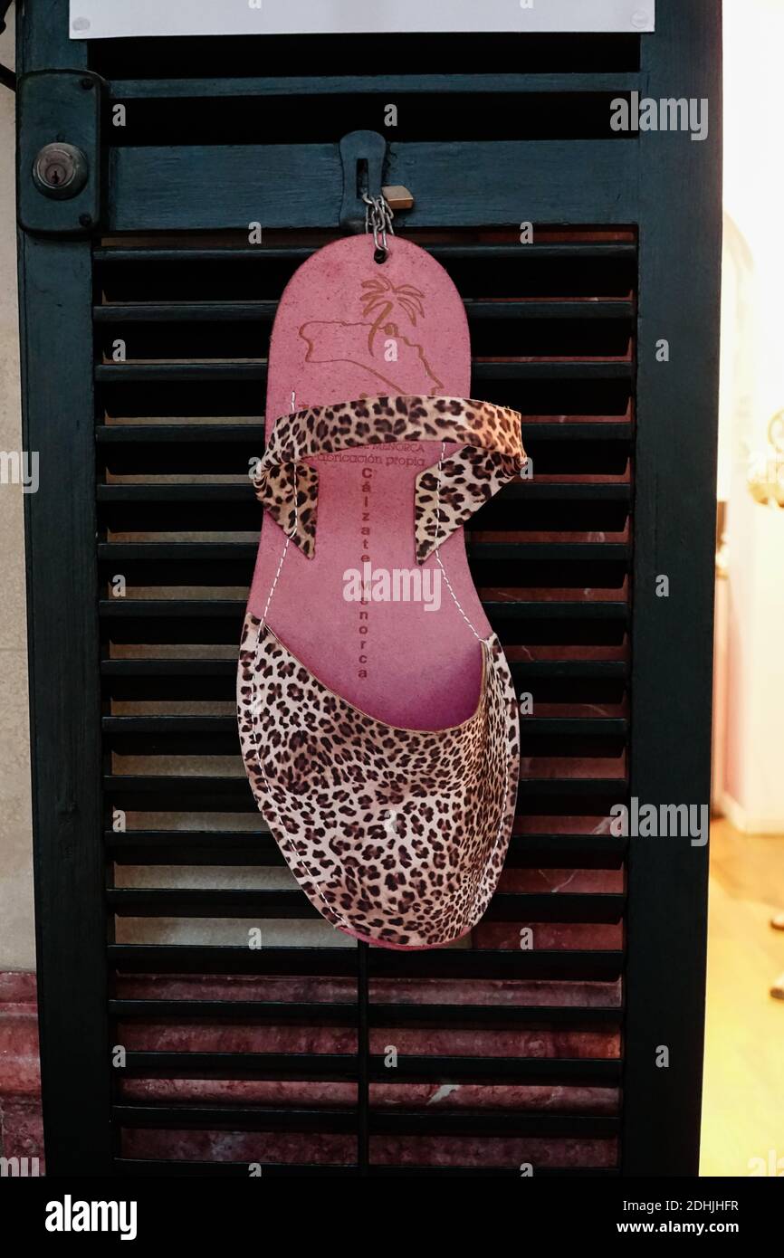 VENEDIG, ITALIEN - Jul 05, 2018: Riesiger Damenschuh mit Geparden-Muster, der in einer Tür hängt, Venedig Italien, Flip-Flop-Liebe! Stockfoto