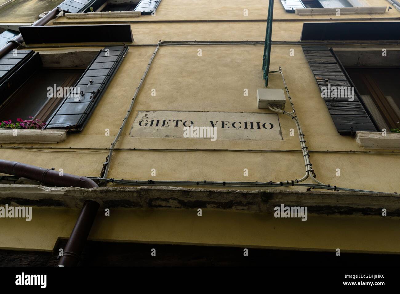 VENEDIG, ITALIEN - Jul 05, 2018: Low-Angle-Aufnahme eines Schildes mit Gheto Vechio writen, Venedig, Italien, sehr zerstörtes Gebäude Stockfoto