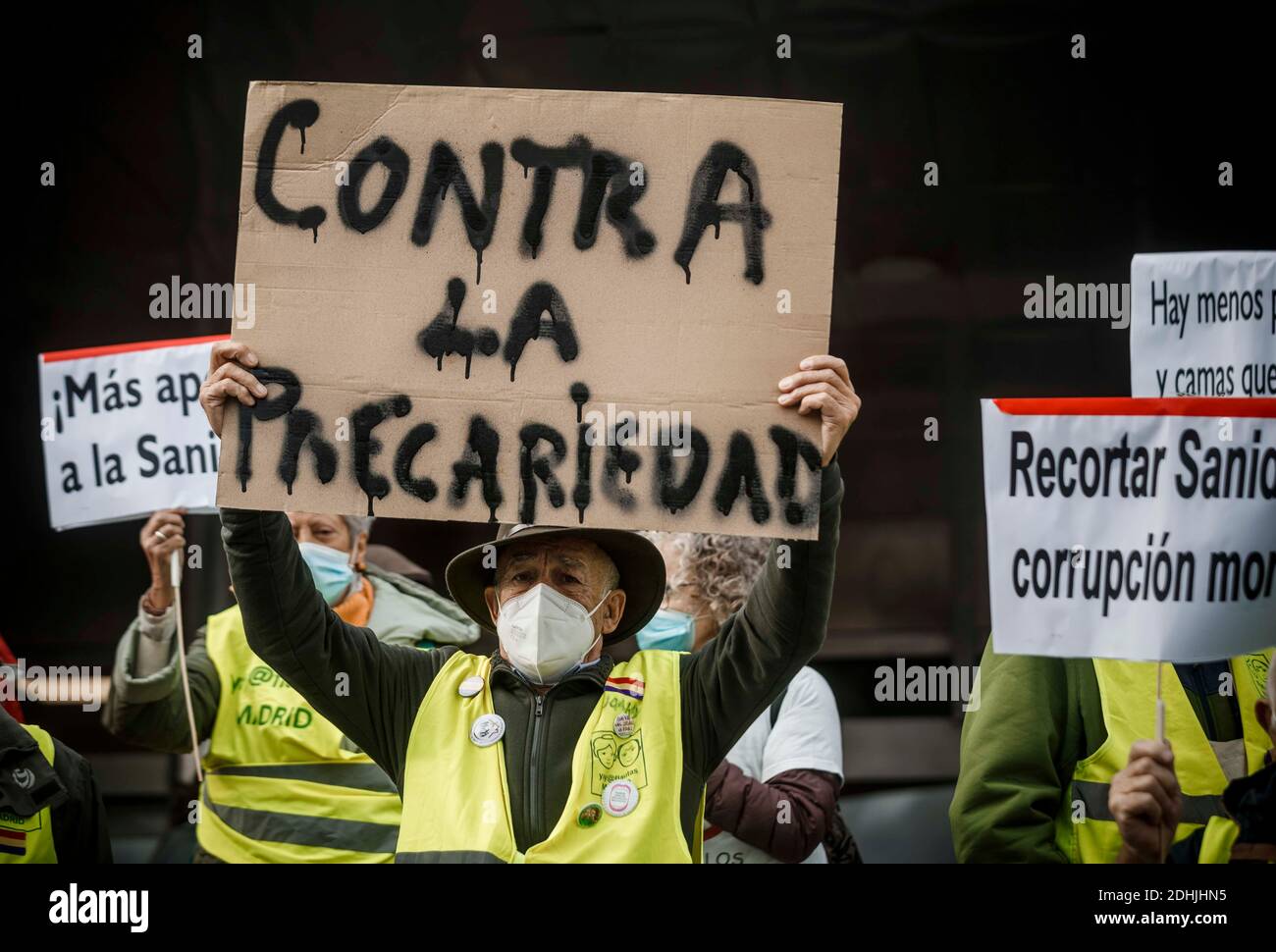 Madrid, Spanien. Dezember 2020. Konzentration im Krankenhaus 12 de Octubre zugunsten der öffentlichen Gesundheit und gegen die Zwangsüberstellung von Arbeitnehmern in das Krankenhaus Isabel Zendal Pandemie in Madrid. Quelle: Indira/DAX/ZUMA Wire/Alamy Live News Stockfoto