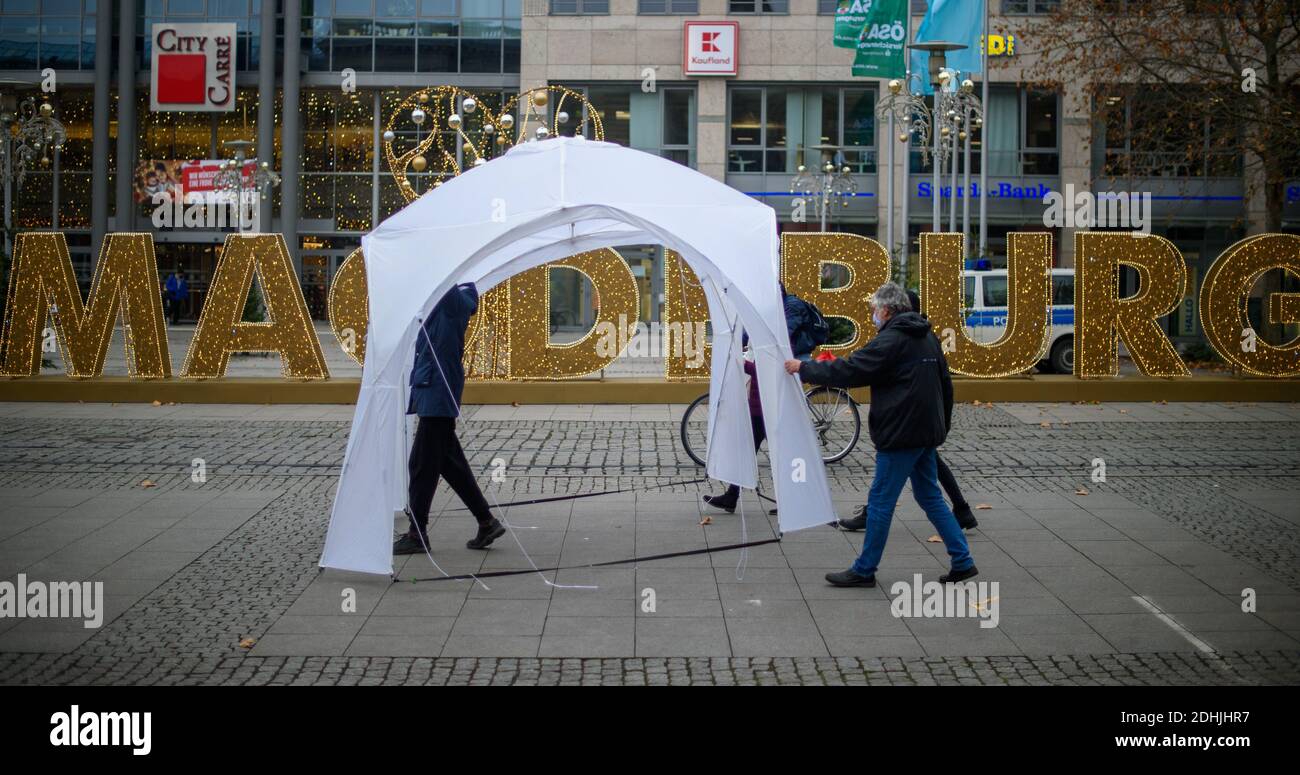 Magdeburg, Deutschland. Dezember 2020. Aktivisten von Fridays for Future stellen vor dem Schriftzug "Magdeburg" einen Informationsstand auf. In der Landeshauptstadt Sachsen-Anhalt hatte die Bewegung keine Massen mobilisiert. Die Aktivisten beschränkten sich auf einen Informationsstand, um mit Passanten und Interessierten ins Gespräch zu kommen. Quelle: Klaus-Dietmar Gabbert/dpa-Zentralbild/dpa/Alamy Live News Stockfoto