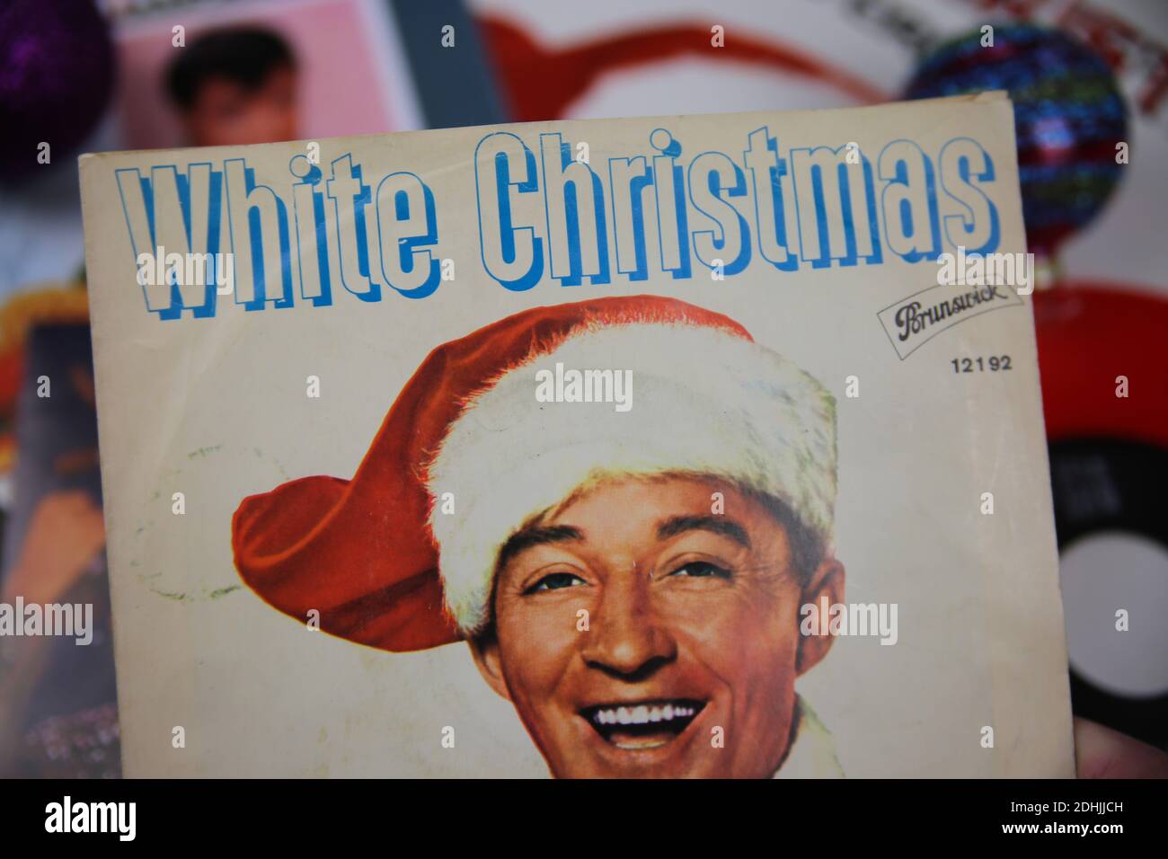 Viersen, Deutschland - 9. Dezember. 2020: Nahaufnahme von Vinylplatten-Cover-Singles mit berühmten weihnachtsliedern (Fokus auf Bing Crosby White christmas Stockfoto