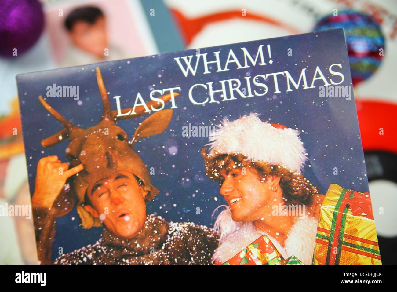Viersen, Deutschland - 9. Dezember. 2020: Nahaufnahme von Vinylplatten-Cover-Singles mit berühmten weihnachtsliedern (Fokus auf dem letzten weihnachts-Cover von Wham) Stockfoto
