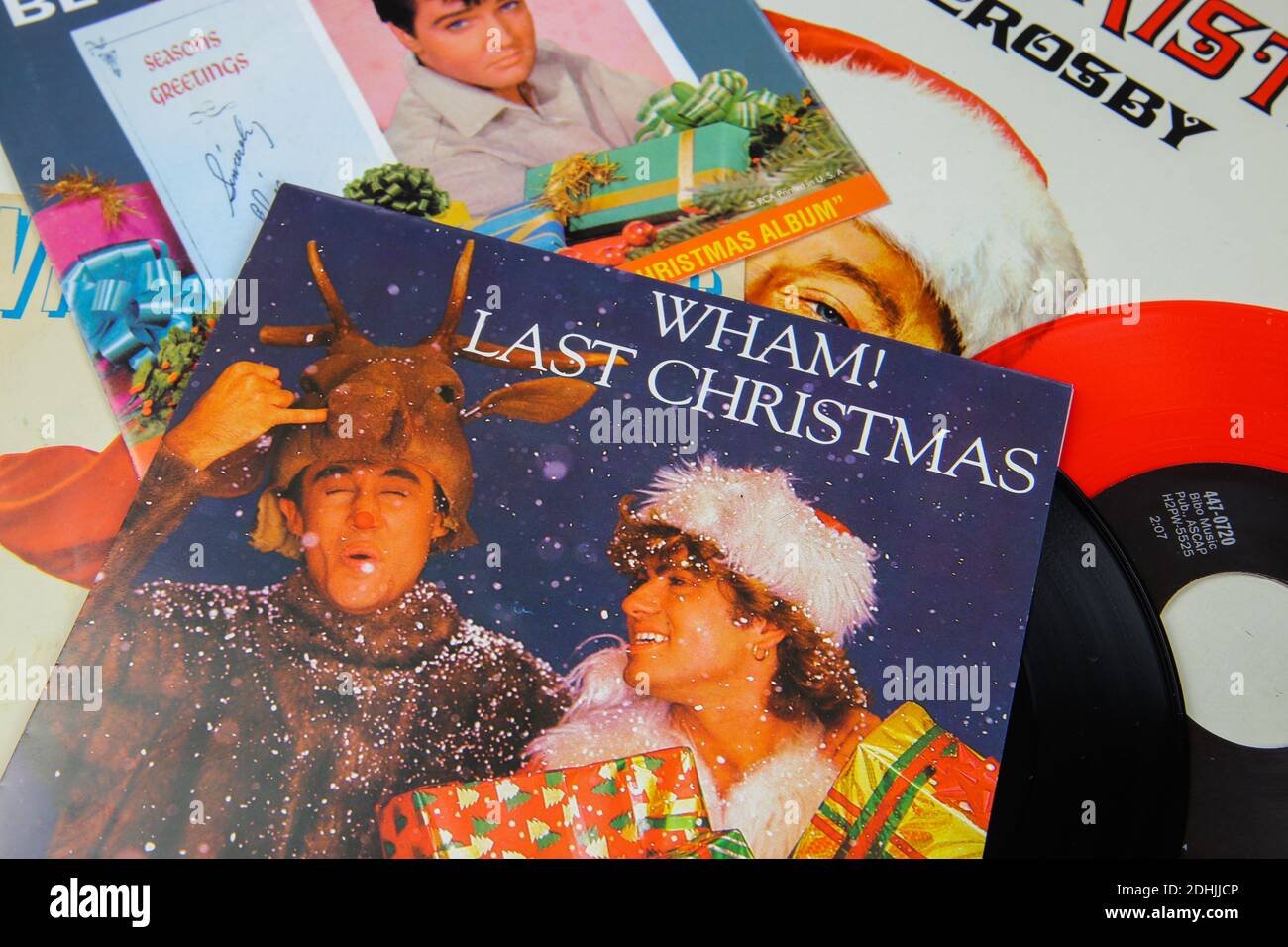 Viersen, Deutschland - 9. Dezember. 2020: Nahaufnahme von Vinylplatten-Cover-Singles mit berühmten weihnachtsliedern (Fokus auf dem letzten weihnachts-Cover von Wham) Stockfoto