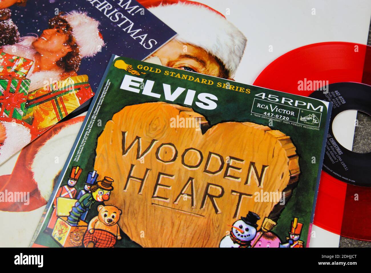 Viersen, Deutschland - 9. Dezember. 2020: Nahaufnahme von Vinylplatten-Cover-Singles mit berühmten weihnachtsliedern (Schwerpunkt Elvis Presley Wooden Heart c Stockfoto