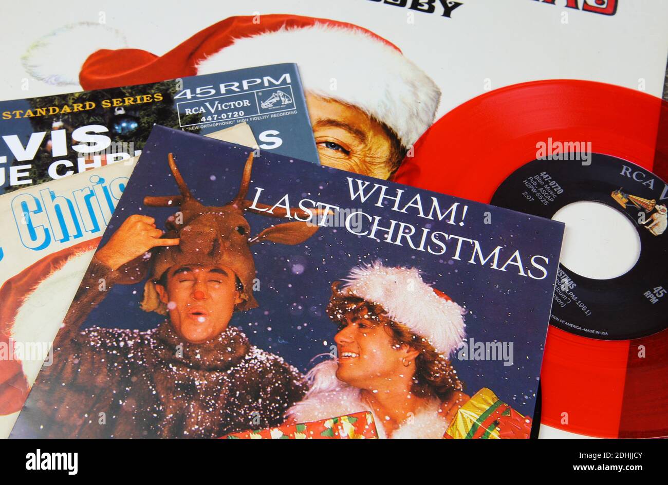 Viersen, Deutschland - 9. Dezember. 2020: Nahaufnahme von Vinylplatten-Cover-Singles mit berühmten weihnachtsliedern (Fokus auf dem letzten weihnachts-Cover von Wham) Stockfoto