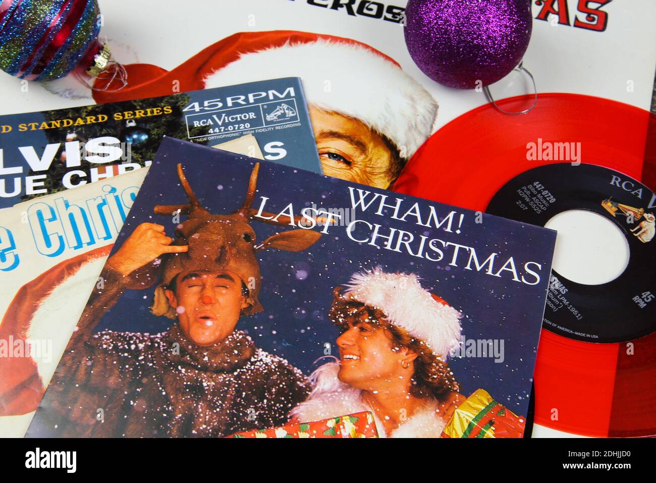 Viersen, Deutschland - 9. Dezember. 2020: Nahaufnahme von Vinylplatten-Cover-Singles mit berühmten weihnachtsliedern (Fokus auf dem letzten weihnachts-Cover von Wham) Stockfoto
