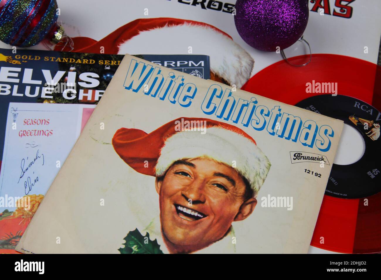 Viersen, Deutschland - 9. Dezember. 2020: Nahaufnahme von Vinylplatten-Cover-Singles mit berühmten weihnachtsliedern (Fokus auf Bing Crosby White christmas Stockfoto